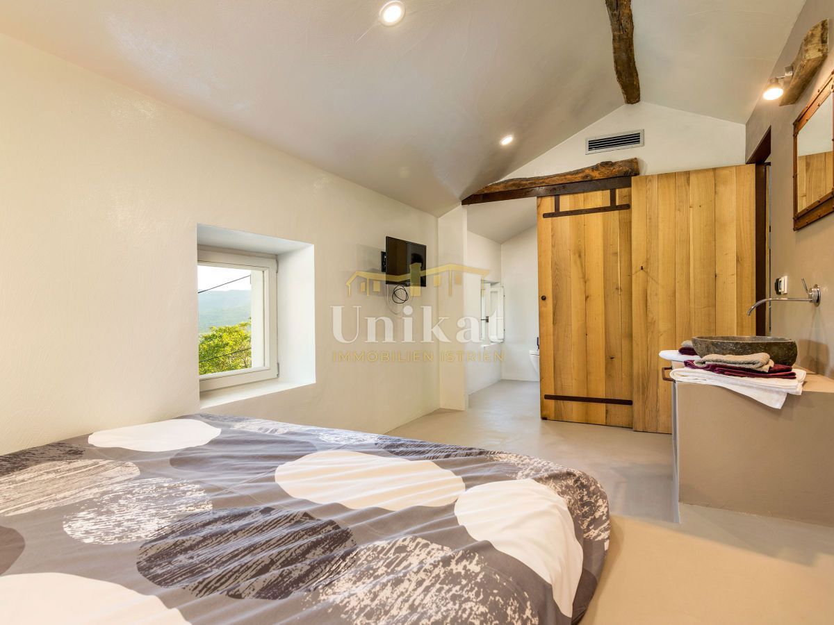 Casa in pietra con vista sulla natura